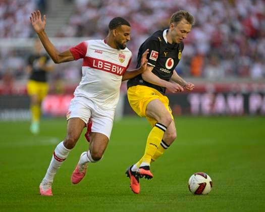 19.09.2026, Fussball 1. Bundesliga 2026 2027, 4.Spieltag, VfB Stuttgart - Borussia Dortmund, in der MHP-Arena Stuttgart, v.l. Josha Vagnoman (Stuttgart) gegen Maximilian Beier (Borussia Dortmund)