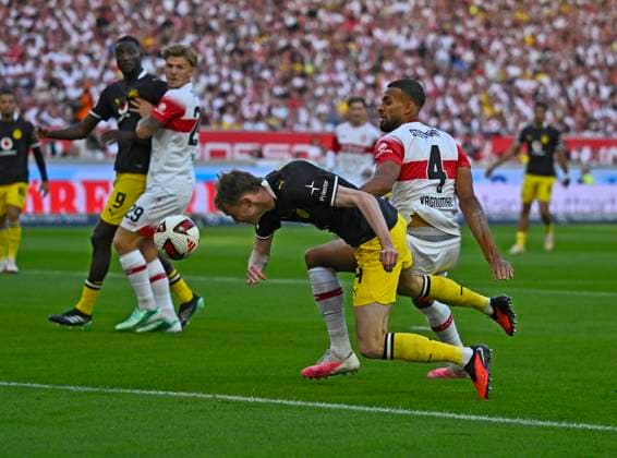 19.09.2026, Fussball 1. Bundesliga 2026 2027, 4.Spieltag, VfB Stuttgart - Borussia Dortmund, in der MHP-Arena Stuttgart, Maximilian Beier (Borussia Dortmund) gegen Josha Vagnoman (Stuttgart)