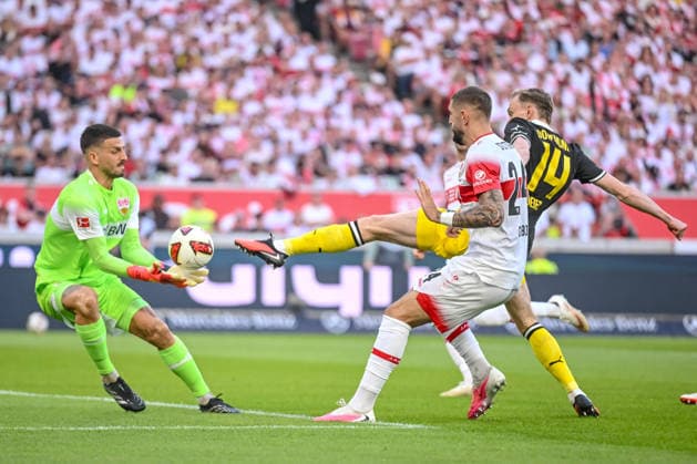 Torwart Fabian Bredlow (VfB Stuttgart), Jeff Chabot (VfB Stuttgart) und Maximilian Beier (Borussia Dortmund) im Zweikampf waehrend des spiels der 1. Bundesliga zwischen VfB Stuttgart und Borussia Dortmund, MHPArena am 19. September 2026 in Stuttgart, Deutschland. (Foto von Harry Langer DeFodi Images) +++ Torwart Fabian Bredlow (VfB Stuttgart), Jeff Chabot (VfB Stuttgart) und Maximilian Beier (Borussia Dortmund) battle for the ball during the Bundesliga match between VfB Stuttgart and Borussia Dortmund at MHPArena on September 19, 2026 in Stuttgart, Germany. (Photo by Harry Langer DeFodi Images) DFB DFL REGULATIONS PROHIBIT ANY USE OF PHOTOGRAPHS AS IMAGE SEQUENCES AND OR QUASI-VIDEO. (Photo by Harry Langer DeFodi Images) DFB DFL REGULATIONS PROHIBIT ANY USE OF PHOTOGRAPHS AS IMAGE SEQUENCES AND OR QUASI-VIDEO. -