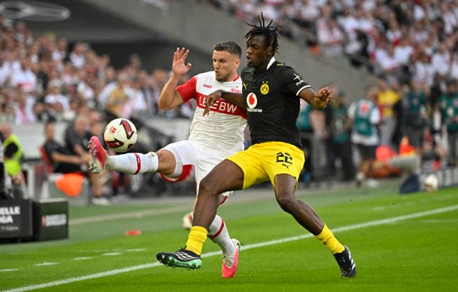 Zweikampf, Aktion Ermedin Demirovic VfB Stuttgart (09) gegen Joane Gadou Borussia Dortmund BVB (22) VfB Stuttgart vs Borussia Dortmund BVB 19.09.2026 DFL REGULATIONS PROHIBIT ANY USE OF PHOTOGRAPHS AS IMAGE SEQUENCES AND OR QUASI-VIDEO VfB Stuttgart vs Borussia Dortmund BVB