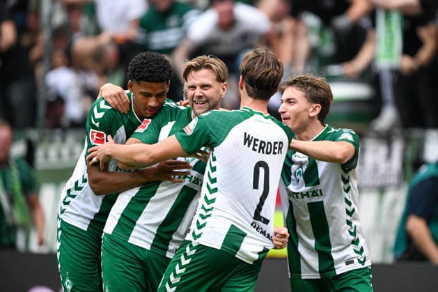 1. Bundesliga: SV Werder Bremen - FC Augsburg am 19.09.2026 im Weserstadion in Bremen Jubel, Torjubel, Torschuetze, Torschütze Niclas Füllkrug Fuellkrug (Bremen) jubelt nach seinem Tor zum 2:2 mit Olivier Deman (Bremen 2)