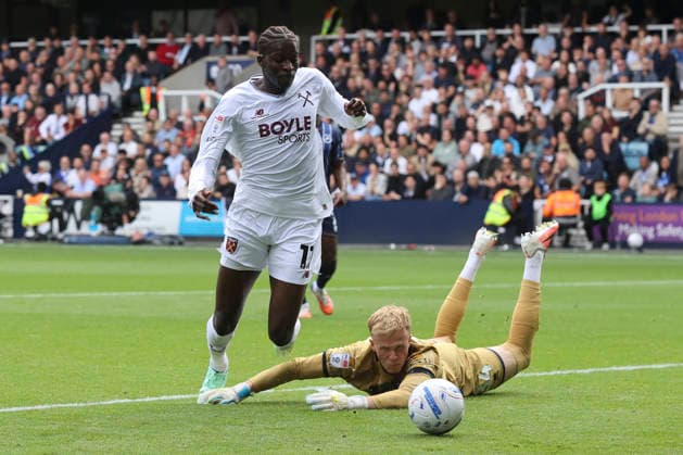 Millwall v West Ham United Sky Bet Championship Filip Marschall of Millwall saves at the feet of Mohamadou Kante of West Ham United during the Sky Bet Championship match at The Den, London 19 09 2026 UK Newspapers OUT Copyright: xPaulxChestertonx FIL-23973-0246