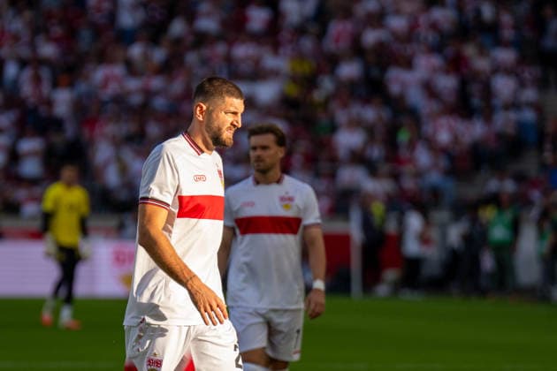 19.09.2026: Fußball: VfB Stuttgart - Borussia Dortmund, 4. Spieltag der 1. Bundesliga in der MHP Arena Jeff Chabot (VfB Stuttgart, 24) beim Aufwärmen WICHTIGER HINWEIS: Gemäß den Vorgaben der DFL und des DFB ist es untersagt, in dem Stadion und oder vom Spiel angefertigte Fotoaufnahmen in Form von Sequenzbildern und oder videoähnlichen Fotostrecken zu verwerten bzw. verwerten zu lassen. Copyright: xJamesxZabelx