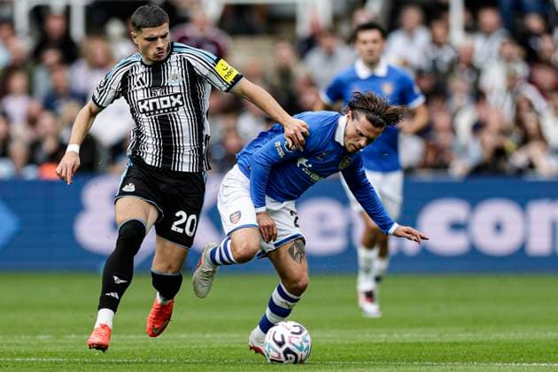 Newcastle United v Hull City Premier League Matias Fernandez-Pardo of Newcastle United and Regan Slater of Hull City during the Premier League match at St. James s Park, Newcastle 19 09 2026 UK Newspapers OUT Copyright: xJamiexJohnstonx FIL-23961-0165