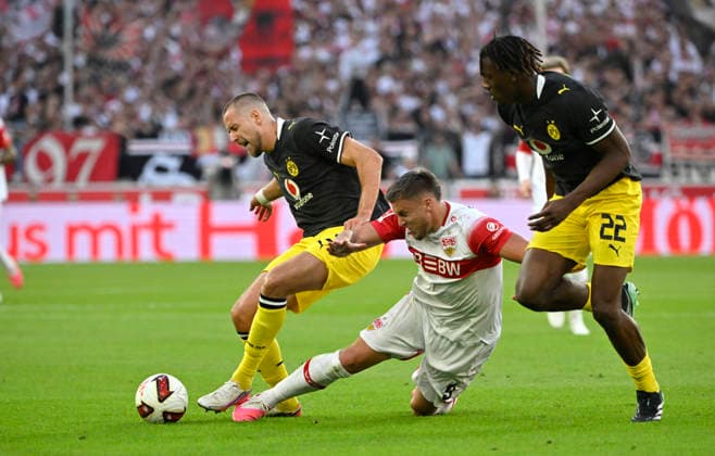 Zweikampf, Aktion Foul Ermedin Demirovic VfB Stuttgart (09) gegen Waldemar Anton Borussia Dortmund BVB (03) Joane Gadou Borussia Dortmund BVB (22) VfB Stuttgart vs Borussia Dortmund BVB 19.09.2026 DFL REGULATIONS PROHIBIT ANY USE OF PHOTOGRAPHS AS IMAGE SEQUENCES AND OR QUASI-VIDEO VfB Stuttgart vs Borussia Dortmund BVB