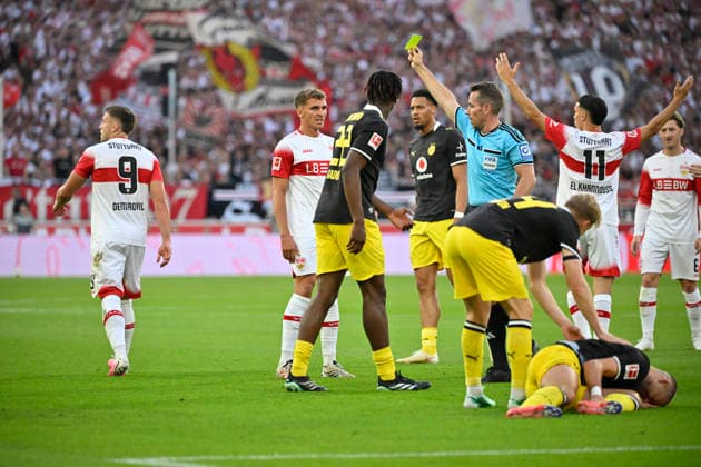 nach Zweikampf, Aktion Foul Ermedin Demirovic VfB Stuttgart (09) gegen Waldemar Anton Borussia Dortmund BVB (03) zeigt Schiedsrichter Referee Tobias Stieler gelbe Karte gelb Verwarnung fuer Ermedin Demirovic VfB Stuttgart (09) VfB Stuttgart vs Borussia Dortmund BVB 19.09.2026 DFL REGULATIONS PROHIBIT ANY USE OF PHOTOGRAPHS AS IMAGE SEQUENCES AND OR QUASI-VIDEO VfB Stuttgart vs Borussia Dortmund BVB