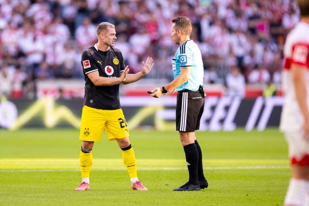 19.09.2026, Fussball, 4. Spieltag der 1. Fussball Bundesliga, VfB Stuttgart - Borussia Dortmund. v. l. Julian Ryerson (Borussia Dortmund), Schiedsrichter Tobias Stieler (GER). Stuttgart MHP Arena Baden-Württemberg Deutschland xRHR-FOTO DEx Copyright: DennisxEwert RHR-FOTOx RHR-FOTO DE