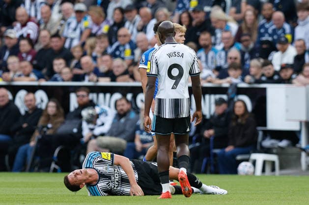 Newcastle United v Hull City, Premier League Sven Botman of Newcastle United goes down injured during the Newcastle United v Hull City Premier League match at St. James Park, Newcastle Upon Tyne, England on 19 September 2026 Credit: Craig Cowan Every Second Media Editorial use only. All images are copyright Every Second Media Limited. No images may be reproduced without prior permission. All rights reserved. Premier League and Football League images are subject to licensing agreements with Football DataCo Limited. see https: www.football-dataco.com Copyright: xIMAGO EveryxSecondxMediax ESM-2174-0111 CraigxCowanx xEveryxSecondxMediax