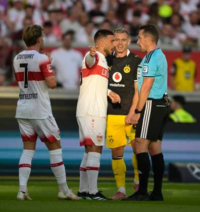 19.09.2026, Fussball 1. Bundesliga 2026 2027, 4.Spieltag, VfB Stuttgart - Borussia Dortmund, in der MHP-Arena Stuttgart, Deniz Undav (Stuttgart) bei Schiedsrichter Tobias Stieler (Deutschland).