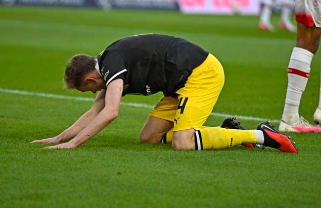 19.09.2026, Fussball 1. Bundesliga 2026 2027, 4.Spieltag, VfB Stuttgart - Borussia Dortmund, in der MHP-Arena Stuttgart, Maximilian Beier (Borussia Dortmund) am Boden.