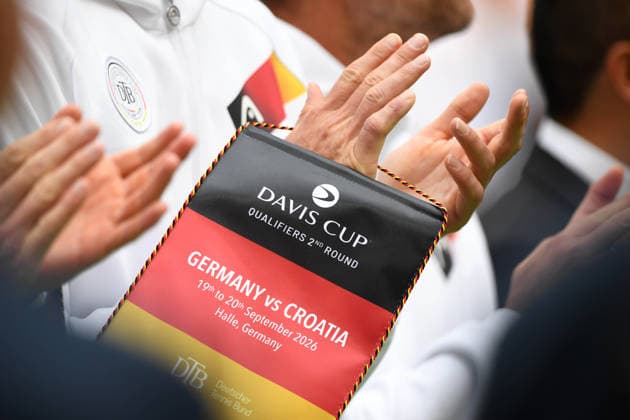 Haende mit dem deutschen Wimpel, Feature, Randmotiv, Symbolfoto, match1: Alexander ZVEREV (GER) - Matej DODIC (CRO) Deutschland (GER) - Kroatien (CRO) Tennis Davis Cup Qualifiers Round 2 am 19.09.2026 in der Heristo Arena Halle Westfalen, Deutschland. Â