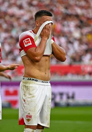 19.09.2026, Fussball 1. Bundesliga 2026 2027, 4.Spieltag, VfB Stuttgart - Borussia Dortmund, in der MHP-Arena Stuttgart, Ermedin Demirovic (Stuttgart) ist nachdenklich.