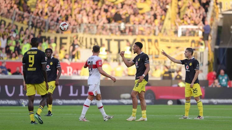 19.09.2026, Deutschland, Stuttgart, Fußball Bundesliga, VfB Stuttgart vs. Borussia Dortmund, Serhou Guirassy (Dortmund) Joane Gadou (Dortmund) Grischa Prömel (VfB) Felix Nmecha (Dortmund) Joey Veerman (Dortmund)