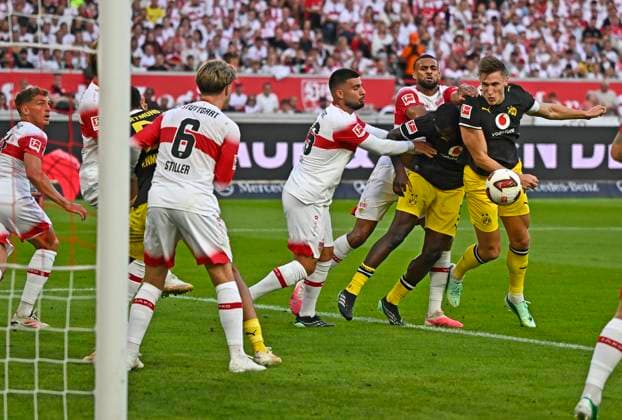 19.09.2026, Fussball 1. Bundesliga 2026 2027, 4.Spieltag, VfB Stuttgart - Borussia Dortmund, in der MHP-Arena Stuttgart, Nico Schlotterbeck (Borussia Dortmund) und Serhou Yadaly Guirassy (Borussia Dortmund) gegen Deniz Undav (Stuttgart) Angelo Stiller (Stuttgart)