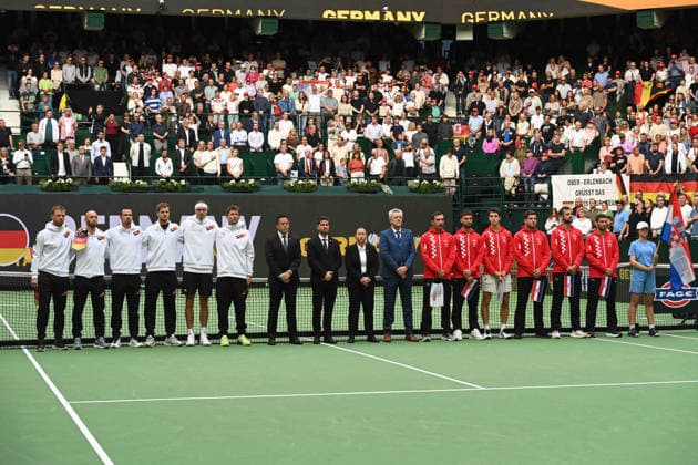 Die Mannschaften haben sich aufgestellt, links Deutschland, rechts Kroatien match1: Alexander ZVEREV (GER) - Matej DODIC (CRO) Deutschland (GER) - Kroatien (CRO) Tennis Davis Cup Qualifiers Round 2 am 19.09.2026 in der Heristo Arena Halle Westfalen, Deutschland. Â