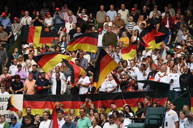 Deutsche Fan mit ihren Fahnen, Feature, Randmotiv, Symbolfoto, match1: Alexander ZVEREV (GER) - Matej DODIC (CRO) Deutschland (GER) - Kroatien (CRO) Tennis Davis Cup Qualifiers Round 2 am 19.09.2026 in der Heristo Arena Halle Westfalen, Deutschland. Â