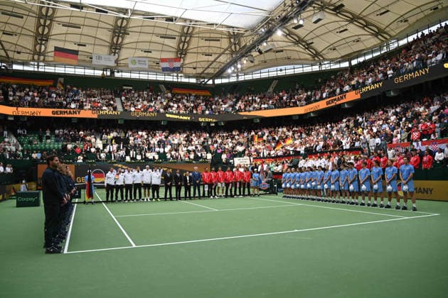 Die Mannschaften haben sich aufgestellt, links Deutschland, rechts Kroatien match1: Alexander ZVEREV (GER) - Matej DODIC (CRO) Deutschland (GER) - Kroatien (CRO) Tennis Davis Cup Qualifiers Round 2 am 19.09.2026 in der Heristo Arena Halle Westfalen, Deutschland. Â