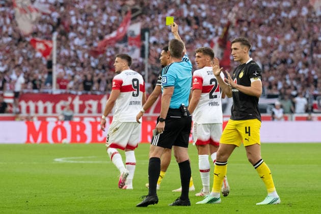 19.09.2026, GER, Fussball, Herren, 1. Bundesliga, Saison 2026 2027, 4. Spieltag, VfB Stuttgart vs. Borussia Dortmund Schiedsrichter Tobias Stieler zeigt Ermedin Demirovic ( VfB Stuttgart, 09 ) die gelbe Karte nach einem Foul an Waldemar Anton ( Borussia Dortmund, 03 ) re. Nico Schlotterbeck ( Borussia Dortmund, 04 ). DFB DFL regulations prohibit any use of photographs as image sequences and or quasi-video. Stuttgart MHP Arena Baden-Württemberg Deutschland Copyright: xNordphoto WolfgangxFrankx