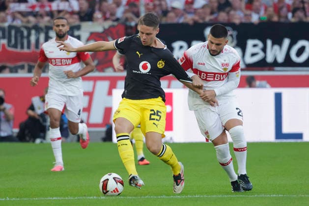 Im Bild: v.li. Joey Veerman (Borussia Dortmund, 25) im Zweikampf gegen Deniz Undav (VfB Stuttgart, 26) 19.09.2026, VfB Stuttgart - Borussia Dortmund, 1. Bundesliga, 4. Spieltag, Deutschland, Stuttgart, MHP Arena, DFL REGULATIONS PROHIBIT ANY USE OF PHOTOGRAPHS AS IMAGE SEQUENCES AND OR QUASI-VIDEO. Copyright: HMBxMedia xJulienxBecker
