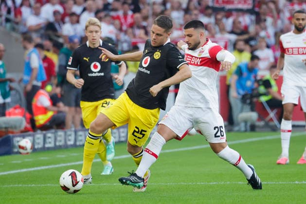 Im Bild: v.li. Joey Veerman (Borussia Dortmund, 25) im Zweikampf gegen Deniz Undav (VfB Stuttgart, 26) 19.09.2026, VfB Stuttgart - Borussia Dortmund, 1. Bundesliga, 4. Spieltag, Deutschland, Stuttgart, MHP Arena, DFL REGULATIONS PROHIBIT ANY USE OF PHOTOGRAPHS AS IMAGE SEQUENCES AND OR QUASI-VIDEO. Copyright: HMBxMedia xJulienxBecker