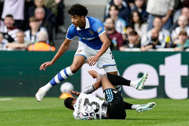 Newcastle United v Hull City Premier League Jacob Murphy of Newcastle United and Lucas Herrington of Hull City during the Premier League match at St. James s Park, Newcastle 19 09 2026 UK Newspapers OUT Copyright: xJamiexJohnstonx FIL-23961-0195