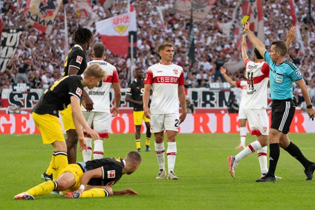 Tobias Stieler (Schiedsrichter) zeigt Ermedin Demirovic (VfB Stuttgart, 09) die gelbe Karte, GER, VfB Stuttgart vs. Borussia Dortmund, Fussball, 1. Bundesliga, 4. Spieltag, Spielzeit 2026 2027, 19.09.2026, DFL REGULATIONS PROHIBIT ANY USE OF PHOTOGRAPHS AS IMAGE SEQUENCES AND OR QUASI-VIDEO, GER, VfB Stuttgart vs. Borussia Dortmund, Fussball, 1. Bundesliga, 4. Spieltag, Spielzeit 2026 2027, 19.09.2026, Stuttgart Copyright: xEibner-Pressefoto EdwardxCheungx EP_ECG