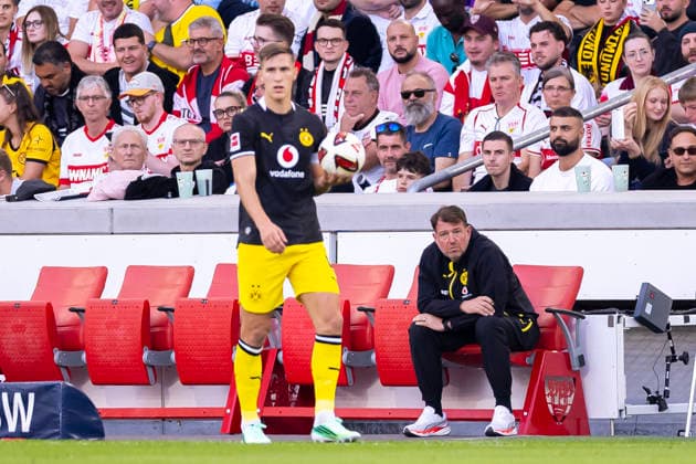 19.09.2026, Fussball, 4. Spieltag der 1. Fussball Bundesliga, VfB Stuttgart - Borussia Dortmund. v. l. Nico Schlotterbeck (Borussia Dortmund), Teampsychologe Dr. Philipp Laux (Borussia Dortmund). Stuttgart MHP Arena Baden-Württemberg Deutschland xRHR-FOTO DEx Copyright: DennisxEwert RHR-FOTOx RHR-FOTO DE