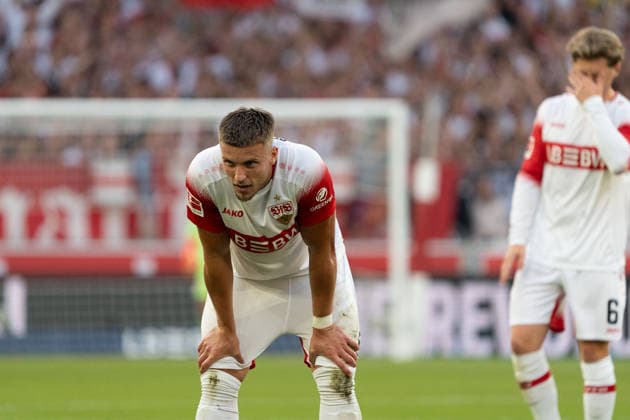 Ermedin Demirovic (VfB Stuttgart, 09), im Hintergrund Angelo Stiller (VfB Stuttgart, 06) enttäuscht, Enttäuschung, frustriert, Frust, verärgert, Ärger, GER, VfB Stuttgart vs. Borussia Dortmund, Fussball, 1. Bundesliga, 4. Spieltag, Spielzeit 2026 2027, 19.09.2026, DFL REGULATIONS PROHIBIT ANY USE OF PHOTOGRAPHS AS IMAGE SEQUENCES AND OR QUASI-VIDEO, GER, VfB Stuttgart vs. Borussia Dortmund, Fussball, 1. Bundesliga, 4. Spieltag, Spielzeit 2026 2027, 19.09.2026, Stuttgart Copyright: xEibner-Pressefoto EdwardxCheungx EP_ECG
