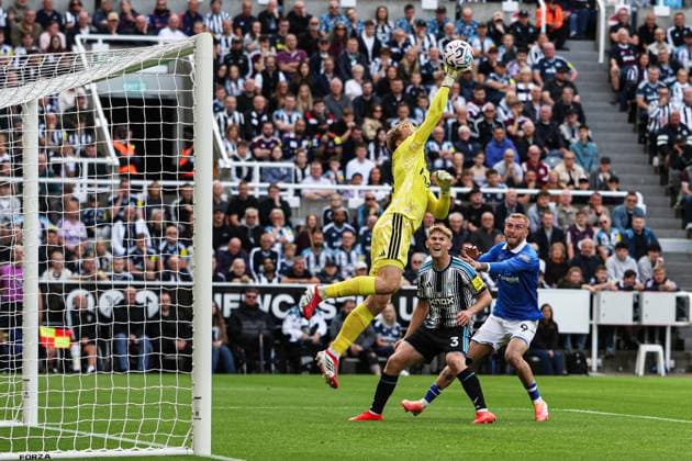 Newcastle United v Hull City Premier League LukaÅ¡ HorniÄek of Newcastle United makes a save during the Premier League match at St. James s Park, Newcastle 19 09 2026 UK Newspapers OUT Copyright: xJamiexJohnstonx FIL-23961-0201