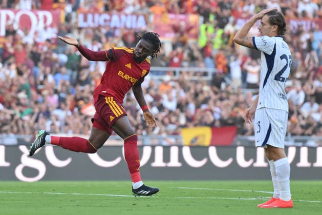 Foto IPP Luciano Adriani Roma 19 09 2026 Campionato di Calcio Serie A 2026 2027 Roma vs Inter Nella foto: Emmanuel Kone esulta dopo il gol, a destra Nicolò Barella deluso Italy Photo Press - World Copyright Roma italy Italia ITALY  Copyright: xR4924_italyphotopressx