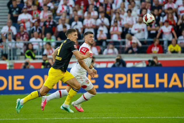 Nico Schlotterbeck (BVB Dortmund, 04) und Ermedin Demirovic (VfB Stuttgart, 09) im Kampf um den Ball , Deutschland, Fussball, 1. Bundesliga, 4.Spieltag, 2026 2027, VfB Stuttgart vs. Borussia Dortmund, 19.09.2026, Stuttgart MHP Arena Deutschland Copyright: xGrantxHubbsx