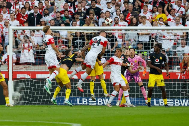 Im Strafraum von BVB Dortmund , Deutschland, Fussball, 1. Bundesliga, 4.Spieltag, 2026 2027, VfB Stuttgart vs. Borussia Dortmund, 19.09.2026, Stuttgart MHP Arena Deutschland Copyright: xGrantxHubbsx