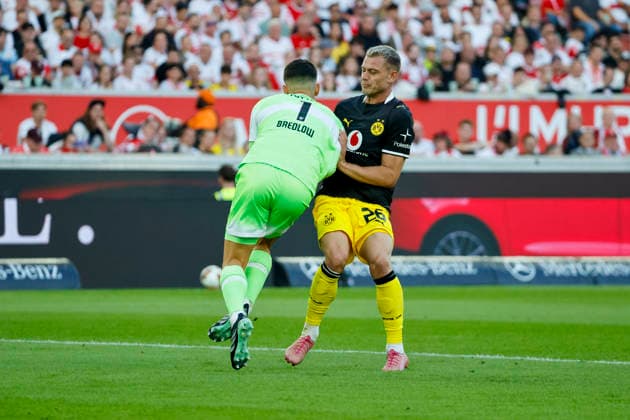 Fabian Bredlow (VfB Stuttgart, 01) und Julian Ryerson (BVB Dortmund, 26) im Zweikampf , Deutschland, Fussball, 1. Bundesliga, 4.Spieltag, 2026 2027, VfB Stuttgart vs. Borussia Dortmund, 19.09.2026, Stuttgart MHP Arena Deutschland Copyright: xGrantxHubbsx