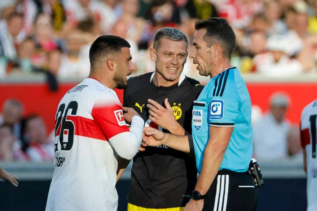 Deniz Undav (VfB Stuttgart, 26), Julian Ryerson (BVB Dortmund, 26) und Schiedsrichter Tobias Stieler im Dialog, im Gespräch, im Austausch, in Kommunikation , Deutschland, Fussball, 1. Bundesliga, 4.Spieltag, 2026 2027, VfB Stuttgart vs. Borussia Dortmund, 19.09.2026, Stuttgart MHP Arena Deutschland Copyright: xGrantxHubbsx