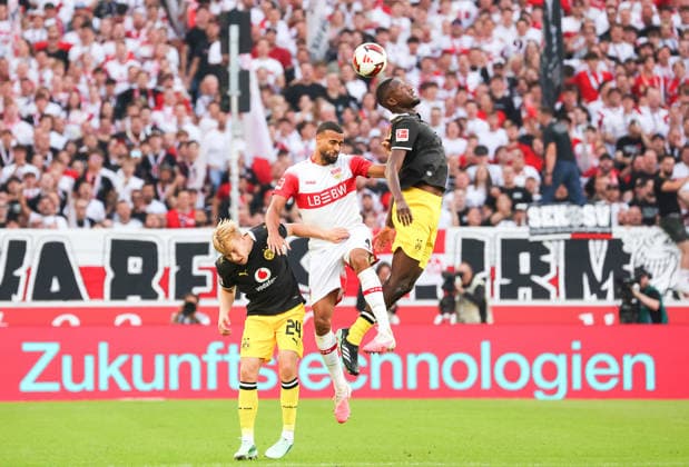 19.09.2026, Deutschland, Stuttgart, Fußball Bundesliga, VfB Stuttgart vs. Borussia Dortmund, v.l. Daniel Svensson (BVB), Josha Vagnoman (VfB), Serhou Guirassy (BVB)