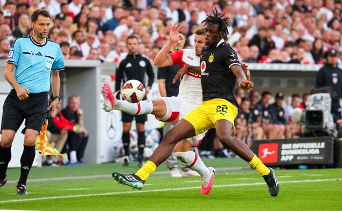 19.09.2026, Deutschland, Stuttgart, Fußball Bundesliga, VfB Stuttgart vs. Borussia Dortmund, v.l. Ermedin Demirovic (VfB) Joane Gadou (BVB)