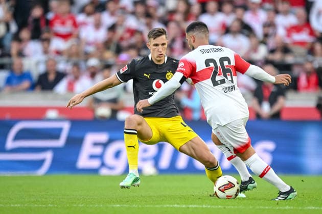 Nico Schlotterbeck (Borussia Dortmund) und Deniz Undav (VfB Stuttgart) im Zweikampf waehrend des spiels der 1. Bundesliga zwischen VfB Stuttgart und Borussia Dortmund, MHPArena am 19. September 2026 in Stuttgart, Deutschland. (Foto von Harry Langer DeFodi Images) +++ Nico Schlotterbeck (Borussia Dortmund) und Deniz Undav (VfB Stuttgart) battle for the ball during the Bundesliga match between VfB Stuttgart and Borussia Dortmund at MHPArena on September 19, 2026 in Stuttgart, Germany. (Photo by Harry Langer DeFodi Images) DFB DFL REGULATIONS PROHIBIT ANY USE OF PHOTOGRAPHS AS IMAGE SEQUENCES AND OR QUASI-VIDEO. (Photo by Harry Langer DeFodi Images) DFB DFL REGULATIONS PROHIBIT ANY USE OF PHOTOGRAPHS AS IMAGE SEQUENCES AND OR QUASI-VIDEO. -
