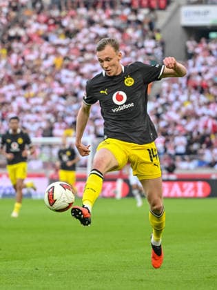 Maximilian Beier (Borussia Dortmund) in Aktion, am Ball, Einzelaktion waehrend des spiels der 1. Bundesliga zwischen VfB Stuttgart und Borussia Dortmund, MHPArena am 19. September 2026 in Stuttgart, Deutschland. (Foto von Harry Langer DeFodi Images) +++ Maximilian Beier (Borussia Dortmund) controls the Ball during the Bundesliga match between VfB Stuttgart and Borussia Dortmund at MHPArena on September 19, 2026 in Stuttgart, Germany. (Photo by Harry Langer DeFodi Images) DFB DFL REGULATIONS PROHIBIT ANY USE OF PHOTOGRAPHS AS IMAGE SEQUENCES AND OR QUASI-VIDEO. (Photo by Harry Langer DeFodi Images) DFB DFL REGULATIONS PROHIBIT ANY USE OF PHOTOGRAPHS AS IMAGE SEQUENCES AND OR QUASI-VIDEO. -