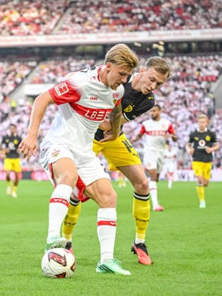 Finn Jeltsch (VfB Stuttgart) und Maximilian Beier (Borussia Dortmund) im Zweikampf waehrend des spiels der 1. Bundesliga zwischen VfB Stuttgart und Borussia Dortmund, MHPArena am 19. September 2026 in Stuttgart, Deutschland. (Foto von Harry Langer DeFodi Images) +++ Finn Jeltsch (VfB Stuttgart) und Maximilian Beier (Borussia Dortmund) battle for the ball during the Bundesliga match between VfB Stuttgart and Borussia Dortmund at MHPArena on September 19, 2026 in Stuttgart, Germany. (Photo by Harry Langer DeFodi Images) DFB DFL REGULATIONS PROHIBIT ANY USE OF PHOTOGRAPHS AS IMAGE SEQUENCES AND OR QUASI-VIDEO. (Photo by Harry Langer DeFodi Images) DFB DFL REGULATIONS PROHIBIT ANY USE OF PHOTOGRAPHS AS IMAGE SEQUENCES AND OR QUASI-VIDEO. -