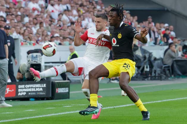 Im Bild: v.li.Ermedin Demirovic (VfB Stuttgart, 9) am Ball gegen Joane Gadou (Borussia Dortmund, 22) 19.09.2026, VfB Stuttgart - Borussia Dortmund, 1. Bundesliga, 4. Spieltag, Deutschland, Stuttgart, MHP Arena, DFL REGULATIONS PROHIBIT ANY USE OF PHOTOGRAPHS AS IMAGE SEQUENCES AND OR QUASI-VIDEO. Copyright: HMBxMedia xJulienxBecker