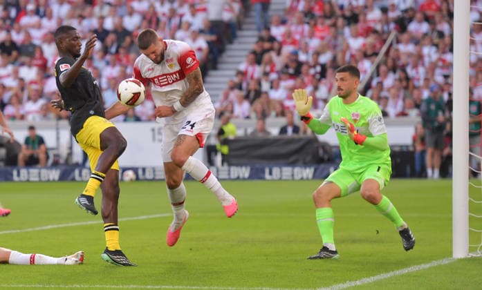 19.09.2026, xblx, Fussball 1.Bundesliga, VfB Stuttgart - Borussia Dortmund v.l. Serhou Guirassy (Borussia Dortmund), Jeff Chabot (VfB Stuttgart), Fabian Bredlow (VfB Stuttgart) (DFL DFB REGULATIONS PROHIBIT ANY USE OF PHOTOGRAPHS as IMAGE SEQUENCES and or QUASI-VIDEO) Stuttgart