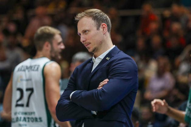 19.09.2026, xgox, Basketball - easyCredit BBL, Basketball Loewen Braunschweig - Gladitors Trier emspor, v.l. Jacques Schneider (Trier, Trainer) nachdenklich Braunschweig