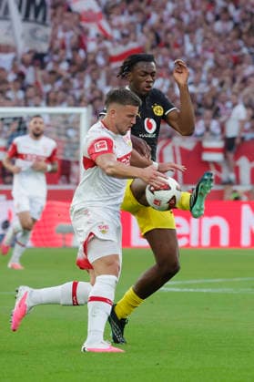 Im Bild: v.li. Ermedin Demirovic (VfB Stuttgart, 9) im Zweikampf gegen Joane Gadou (Borussia Dortmund, 22) 19.09.2026, VfB Stuttgart - Borussia Dortmund, 1. Bundesliga, 4. Spieltag, Deutschland, Stuttgart, MHP Arena, DFL REGULATIONS PROHIBIT ANY USE OF PHOTOGRAPHS AS IMAGE SEQUENCES AND OR QUASI-VIDEO. Copyright: HMBxMedia xJulienxBecker