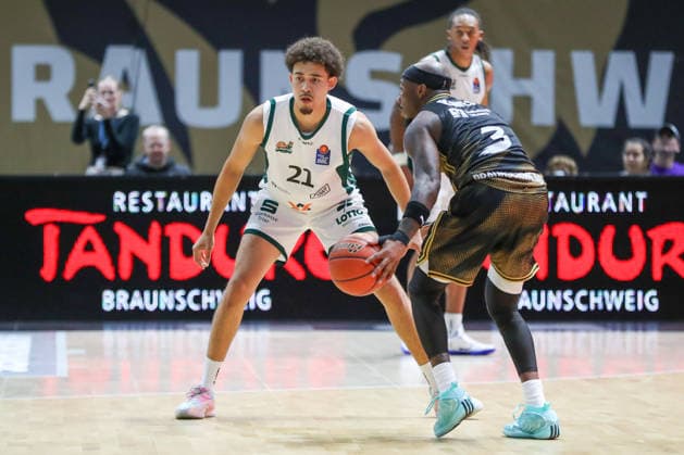 19.09.2026, xgox, Basketball - easyCredit BBL, Basketball Loewen Braunschweig - Gladitors Trier emspor, v.l. Evans Rapieque (Trier, 21), Dejour Reaves (Braunschweig, 3) Zweikampf, Duell, Kampf, tackle Braunschweig