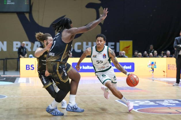 19.09.2026, xgox, Basketball - easyCredit BBL, Basketball Loewen Braunschweig - Gladitors Trier emspor, v.l. Zaba Bangala (Braunschweig, 0), Eli Brooks (Trier, 55) Zweikampf, Duell, Kampf, tackle Braunschweig