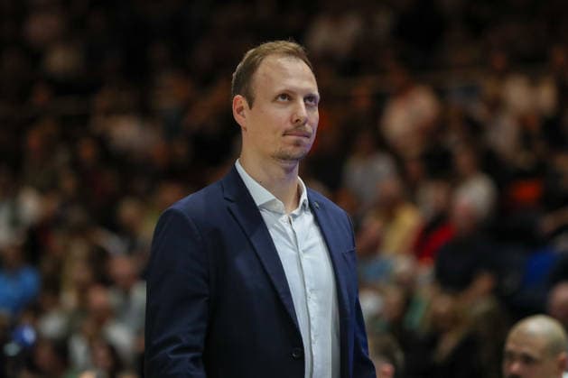 19.09.2026, xgox, Basketball - easyCredit BBL, Basketball Loewen Braunschweig - Gladitors Trier emspor, v.l. Jacques Schneider (Trier, Trainer) nachdenklich Braunschweig