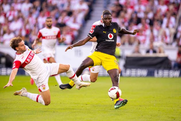 19.09.2026, Fussball, 4. Spieltag der 1. Fussball Bundesliga, VfB Stuttgart - Borussia Dortmund. v. l. Maximilian Mittelstädt (VfB Stuttgart), Serhou Guirassy (Borussia Dortmund). Stuttgart MHP Arena Baden-Württemberg Deutschland xRHR-FOTO DEx Copyright: DennisxEwert RHR-FOTOx RHR-FOTO DE