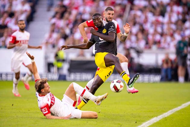 19.09.2026, Fussball, 4. Spieltag der 1. Fussball Bundesliga, VfB Stuttgart - Borussia Dortmund. v. l. Maximilian Mittelstädt (VfB Stuttgart), Serhou Guirassy (Borussia Dortmund), Julian Jeffrey Jeff Gaston Chabot (VfB Stuttgart). Stuttgart MHP Arena Baden-Württemberg Deutschland xRHR-FOTO DEx Copyright: DennisxEwert RHR-FOTOx RHR-FOTO DE