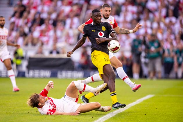 19.09.2026, Fussball, 4. Spieltag der 1. Fussball Bundesliga, VfB Stuttgart - Borussia Dortmund. v. l. Maximilian Mittelstädt (VfB Stuttgart), Serhou Guirassy (Borussia Dortmund), Julian Jeffrey Jeff Gaston Chabot (VfB Stuttgart). Stuttgart MHP Arena Baden-Württemberg Deutschland xRHR-FOTO DEx Copyright: DennisxEwert RHR-FOTOx RHR-FOTO DE