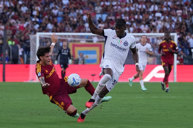 Sport Bilder des Tages Inter Milan s Yann Bisseck Roma™s Matias Soule during the Serie A EniLive soccer match between Roma and Inter at the Rome s Olympic stadium, Italy - Saturday September 19, 2026 - Soccer ( Photo by Alfredo Falcone LaPresse )  Copyright: xAlfredoxFalcone LaPressex